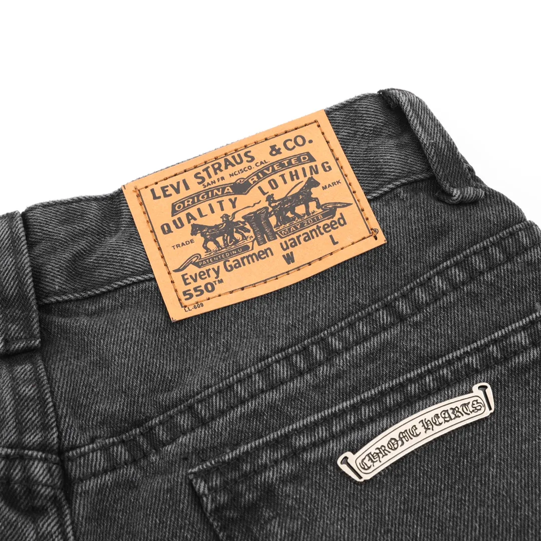 P220 model number Y833 Chrome Hearts/Chrome Hearts classic leather label cross denim trousers After the trousers are finished, they are subjected to heavy enzyme stone grinding and rinsing. Each pair is different in washing. The heavy washing process has many hidden secret details. The trousers featured this time are perfect in terms of shape and upper body. It is no exaggeration to say that it takes more time to make 20 short-sleeves than to make one pair of jeans. The fabric is made of 12.2 ounces of high-quality denim. Only denim with 12 ounces or more can have the unique high-end texture of denim. I am very satisfied with the proofing after several washes. Size:28-34